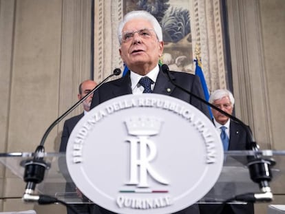 El presidente italiano, Sergio Mattarella, comparece en el Palacio del Quirinal tras reunirse con el primer ministro, Giuseppe Conte.