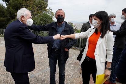 Ernest Maragall, líder de ERC en el Ayuntamiento de Barcelona, y Marta Vilalta, portavoz de ERC, se saludan en Montjuïc.