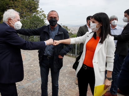 La secretaria general adjunta y portavoz de ERC, Marta Vilalta (derecha) y el líder de ERC en el Ayuntamiento de Barcelona, Ernest Maragall (izquierda), se saludan al inicio de un acto celebrado este sábado en Barcelona.