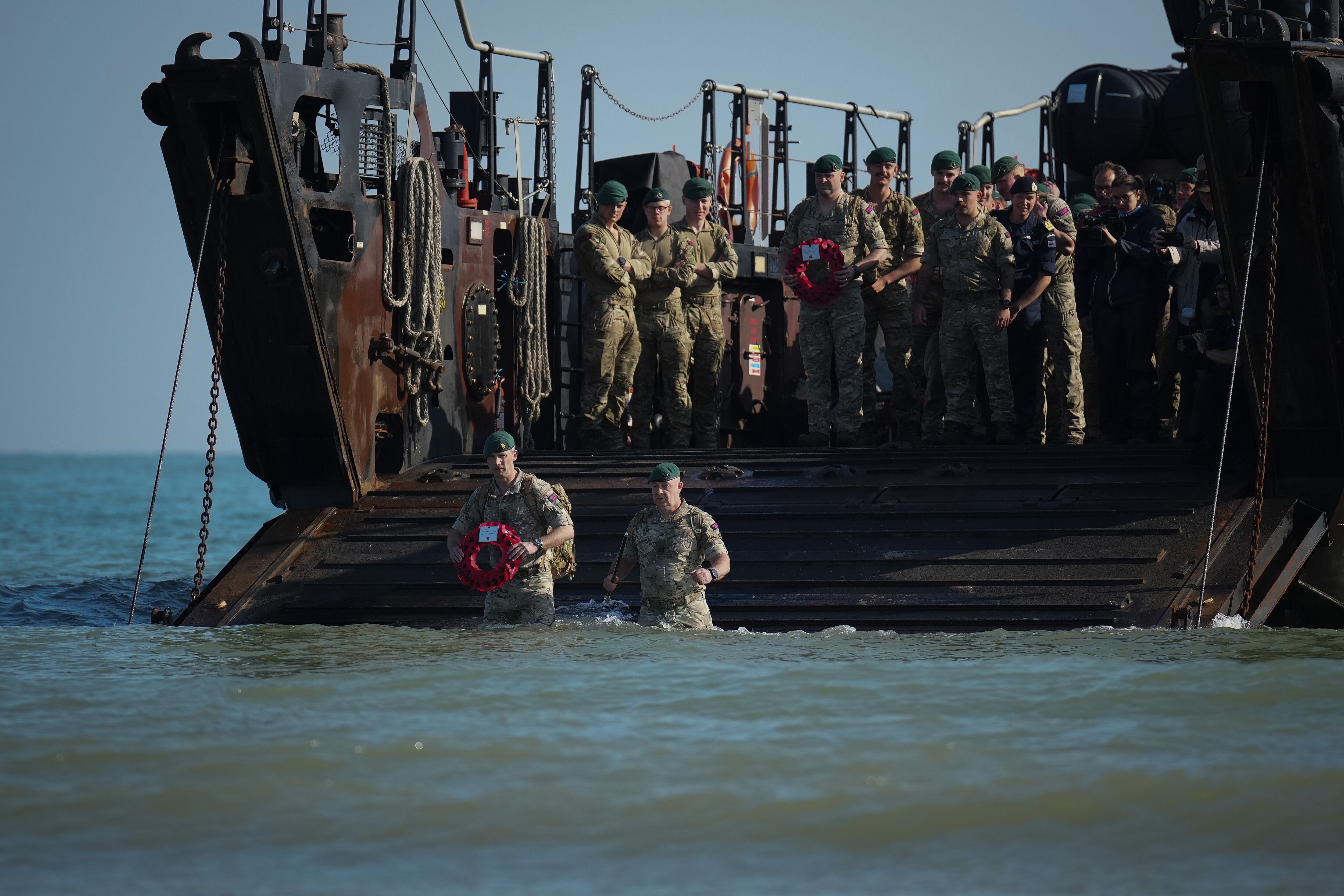 'Marines' de la Compañía 47 de la Royal Navy desembarcan en la playa de Gold, en Asnelles (Francia), este jueves.