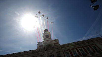 La patrulla Águila sobrevuela la Real Casa de Correos, sede del Gobierno de la Comunidad de Madrid, en la Puerta del Sol