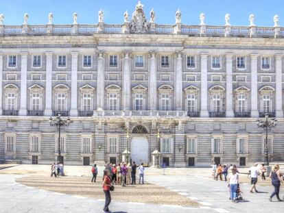 Turistas y viandantes ante el Palacio Real en una imagen de archivo. 