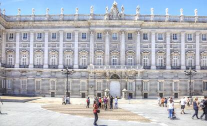 Turistas y viandantes ante el Palacio Real en una imagen de archivo. 