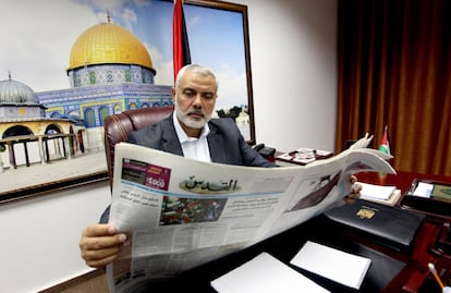 El primer ministro palestino, Ismail Haniya, lee un periódico en su despacho, el 7 de mayo de 2014 en Gaza. 