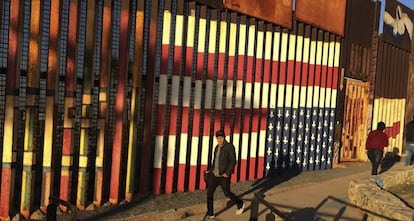 O muro entre M&eacute;xico e EUA em Tijuana.  