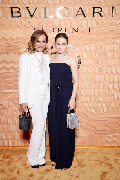 Lucia Silvestri, directora creativa de Bulgari, junto a la actriz Cailee Spaeny.