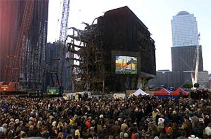 Miles de personas se concentran ante las ruinas del Trade World Center de Nueva York, en homenaje a las víctimas.