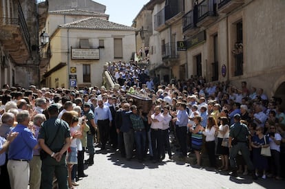 Compañeros de cuadrilla de Víctor Barrio a su salida de la iglesia de San Bartolomé de la localidad segoviana de Sepúlveda, donde hoy ha tenido lugar el funeral por el torero que murió el pasado sábado en la plaza de toros de Teruel mientras participaba en el segundo festejo de las Fiestas del Ángel.