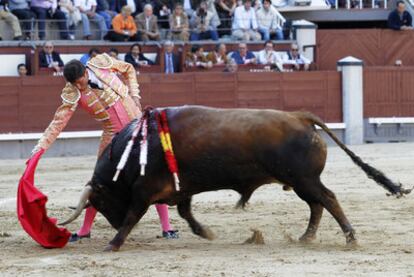 Pase del diestro Serafín Marín durante la corrida del Domingo de Ramos.