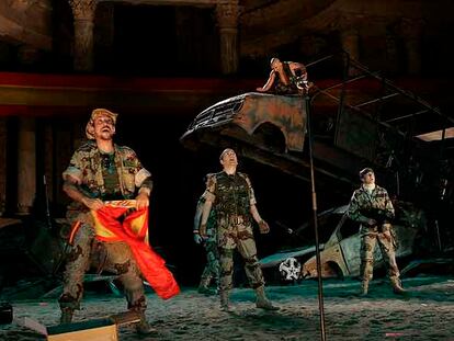 Escenas de 'Los persas. Réquiem por un soldado', durante un ensayo.