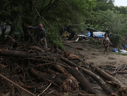 Personas retiran los escombros ocasionados por 'Otis' en la comunidad de la Solapa (Acapulco), este miércoles