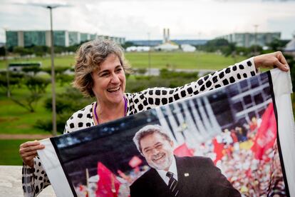 Monica Zarattini, de 60 años, fotoperiodista y editora de fotografía. Sostiene un cartel con la imagen que hizo de Lula subiendo la rampa en la toma de posesión de 2003. Recorrió mil kilómetros en su coche para llegar a Brasilia desde São Paulo.
"Vine a registrar la Posesión de la Democracia en video y fotos, un momento histórico en el que el pueblo brasileño podrá volver a ser respetado. Organizamos una acción que reúne a 80 fotógrafos en una acción llamada Fotógrafos con Lula que cubrirá no sólo en Brasilia sino también en todas las ciudades brasileñas.
La primera medida es poder reorganizar los ministerios y sacar a los 6.000 militares que ocupan puestos de confianza.
"Participé en la toma de posesión de 2003 y ahora, 20 años después, tanto Lula como yo estamos en esa edad que pesa más. ¡Pero lo que cuenta es el pensamiento y la energía de 20 años menos!".