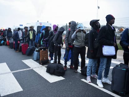 Fila de refugiados esperando ser evacuados do acampamento de Calais, em outubro de 2016.