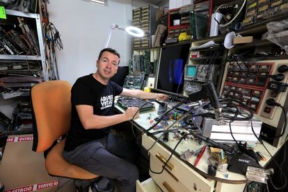José María Litarte, de la asociación Arcade Vintage, en el taller que la entidad tiene en La Unión, Murcia.
