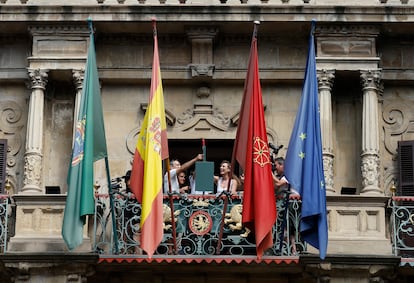 Lidón Soriano Segarra y Eduardo Ibero Albo, representantes de Yala Nafarroa, ensayan desde el balcón del Ayuntamiento como deben lanzar el cohete que dará inicio a los Sanfermines.