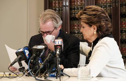 La abogada Gloria Allred en una rueda de prensa junto a otro de sus clientes, Ken Fox, presunta víctima del actor Redmond O'Neal, en Los Ángeles, el pasado 6 de spetiembre. 