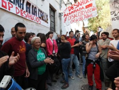 Miembros de la plataforma Stop Desahucios consiguen paralizar un desalojo.