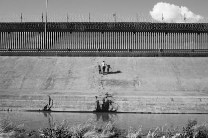 Dos niños y una mujer acceden a Estados Unidos en los alrededores de Ciudad Juárez (México).<br><br><i>En 2021 viajé a Honduras después de que los huracanes Eta e Iota azotaran Centroamérica. Allí, las inundaciones ylos deslizamientos de tierra afectaron a 4,5 millones de víctimas y alimentaron una de las migraciones más importantes de la última década hacia Estados Unidos.</i></br> 