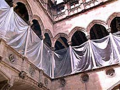 Imagen de las obras de restauración que se realizan en la galería gótica del Palau de la Generalitat.