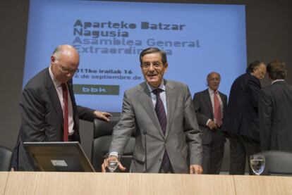 Mario Fernández, sonriente junto al diputado foral José María Iruarrizaga, antes de comenzar ayer la asamblea de BBK.