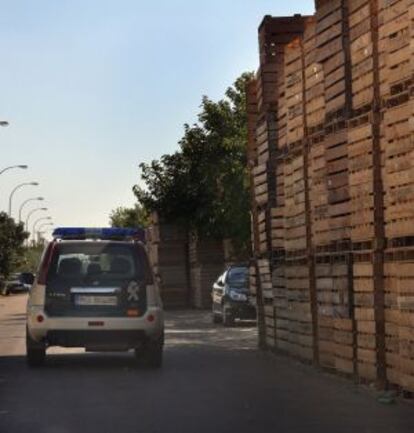Un vehículo de la Guardia Civil patrulla en el polígono de Balazote.