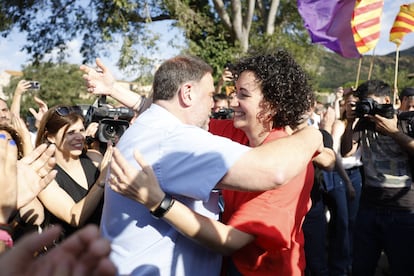 La secretaria general de ERC, Marta Rovira, y el expresidente del partido, Oriol Junqueras, se abrazan este viernes en Cantallops (Girona).