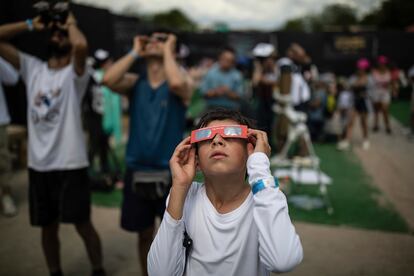 Existen eclipses totales, cuando el sol está completamente bloqueado ―el último en Colombia fue en 1998―, y eclipses parciales como el de este sábado, en el que la luna cubrió el 88% de la superficie del sol.