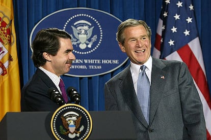 Aznar y Bush, durante la visita del primero al rancho del presidente de EE UU en Tejas antes de la guerra de Irak.