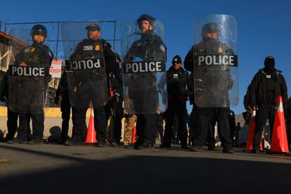 Miembros de la Oficina de Aduanas y Protección Fronteriza de Estados Unidos (CBP) realizan un simulacro en el puente fronterizo internacional Paso del Norte, en Ciudad Juárez.