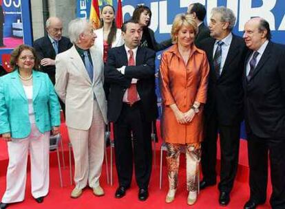 Aguirre, y a su derecha Garci, en la entrega de los Premios de Cultura de la Comunidad de Madrid 2006.