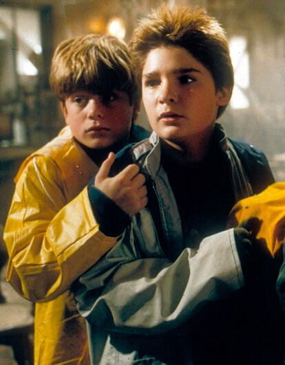 De 'Los Goonies' (en la imagen) a Gene Kelly, el típico chubasquero amarillo de pescador es un clásico que nunca debería salir de tu armario. Este año, además, viene en tantas versiones que será difícil que no encuentres el tuyo.