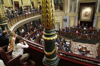 Elvira Fernández, esposa del presidente del Gobierno en funciones, Mariano Rajoy, acompañada de la presidenta de la Comunidad de Madrid, Cristina Cifuentes, y el de Castilla y León, Juan Vicente Herrera, sigue desde la tribuna de invitados.