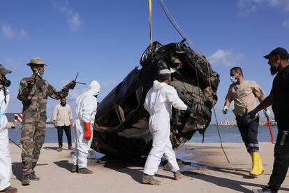 The coast is still littered with twisted cars, rags of clothing, remains of toys and shoes. In this image, rescuers pull a vehicle from the sea, on September 19, 2023.