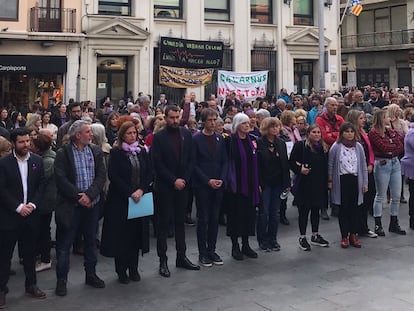 Concentración en el Ayuntamiento de Badalona contra la violación a una niña de 11 años.