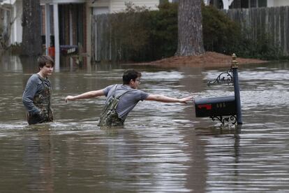 Dos niños en una de las calles inundadas en un vecindario del noreste de Jackson, Mississippi (EE UU).