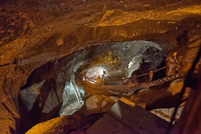 A unos 14 kilómetros de Cracovia, las minas de sal de Wieliczka están consideradas las más antiguas del mundo en funcionamiento: llevan siendo explotadas desde el siglo XIII. Un inquietante mundo de pozos y cámaras de sal esculpido íntegramente a mano y famoso por las propiedades conservantes y curativas de su microclima. Tienen una profundidad de 327 metros y su longitud supera los 300 kilómetros.