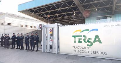 La Policía Nacional en la puerta de la incineradora de Sant Adrià (Barcelona).