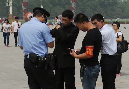 Los controles policiales han sido continuos en la plaza deTiananmen con motivo del aniversario. El brazalete rojo distingue a los voluntarios que hoy ayudan a las fuerzas de seguridad a mantener el control en Pekín.