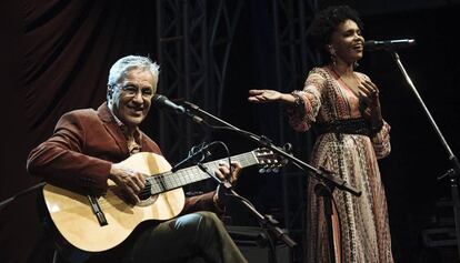 Caetano e Teresa durante a apresentação de um show.