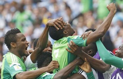 Los jugadores nigerianos festejan un gol a Argentina.