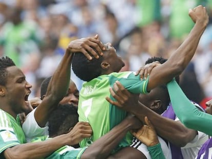 Los jugadores nigerianos festejan un gol a Argentina.