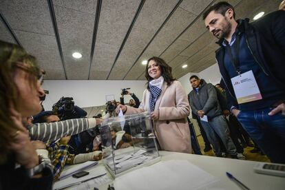 Marcela Topor, dona de l'expresident Carles Puigdemont, vota al collegi electoral del pavell poliesportiu de Sant Juli de Ramis amb l'alcalde d'ERC, Marc Puigti.