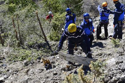 Equipos de rescate trabajan en la zona del siniestro en Seyne, el 26 de marzo de 2015.