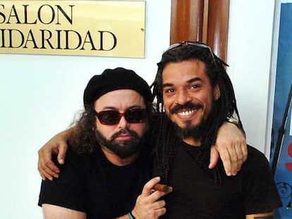 Los cantantes Carlos Varela, izquierda, y X Alfonso, ante un cartel del disco.