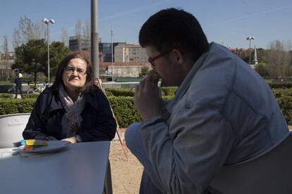 Elena Escalante y su hijo Alonso, en un parque de Madrid