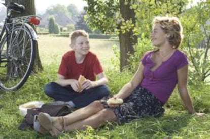 Cécile de France y Thomas Doret en un fotograma de la película "El chico de la bicicleta", de Jean - Pierre y Luc Dardenne.