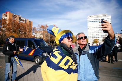 Seguidores del Boca, muy cerca del Santiago Bernabéu.