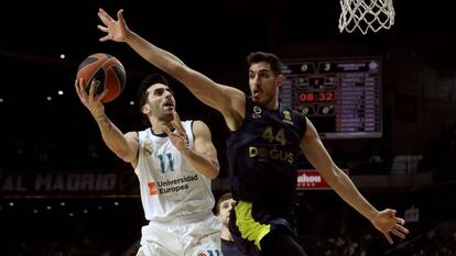 Campazzo intenta el lanzamiento ante Ahmet D&uuml;verioglu