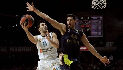 Campazzo intenta el lanzamiento ante Ahmet D&uuml;verioglu