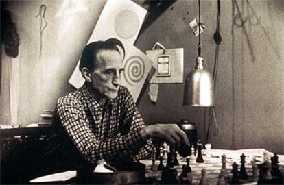 MARCEL DUCHAMP, JUGANDO AL AJEDREZ, FOTOGRAFIADO POR JESSE FERN?NDEZ EN NUEVA YORK EN 1968.